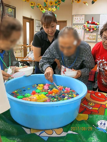 夏祭りでヨーヨー釣りを楽しむ様子