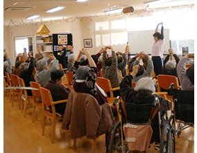 みんなで腕を上げて体操をする様子