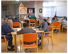 テーブルを囲んで過ごす利用者の皆さま