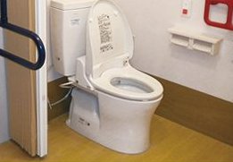 手すり付きの多機能トイレ