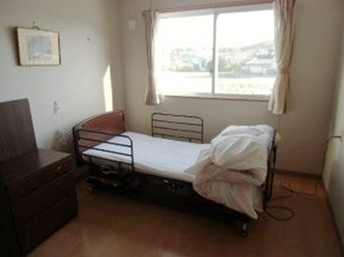 ベッドとたんすのある一般室